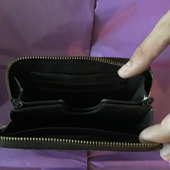 Michael Kors MK Canvas Zip Around Wallet - Picture 3 of 6